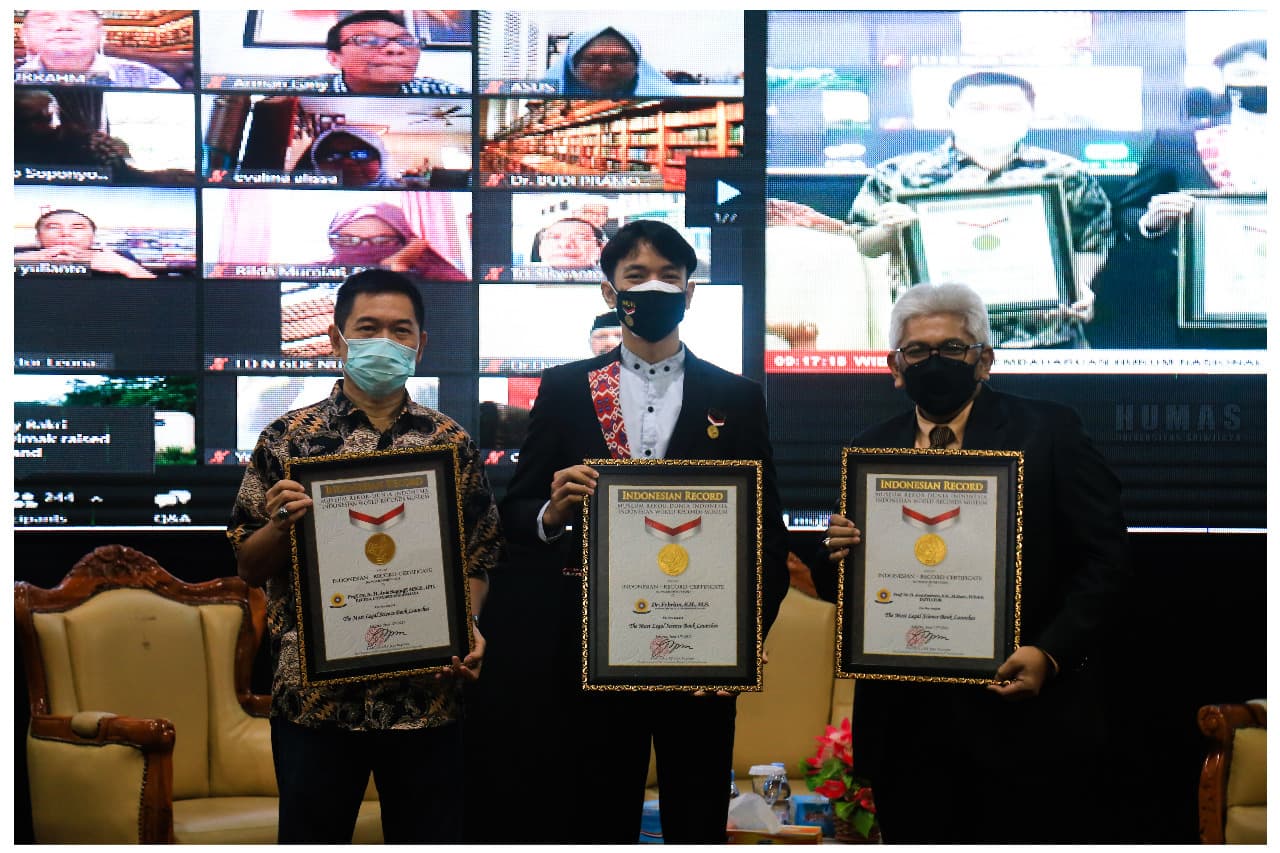 Launching 55 Buku, Fakultas Hukum Unsri Terima Piagam MURI