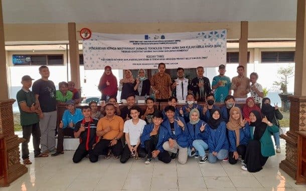 Tim Abmas ITS Bantu Desa Bluri Atasi Kekurangan Pakan Ternak