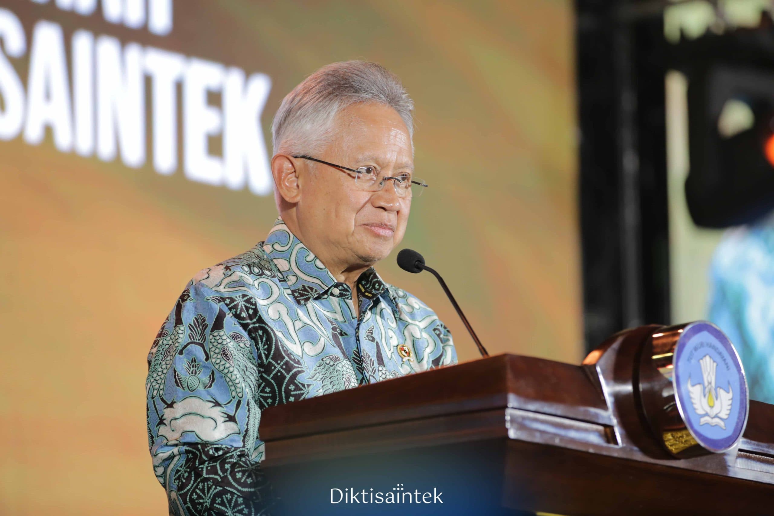 Kemdiktisaintek Berikan Anugerah Diktisaintek 2024 kepada Pemangku Kepentingan Pendidikan Tinggi