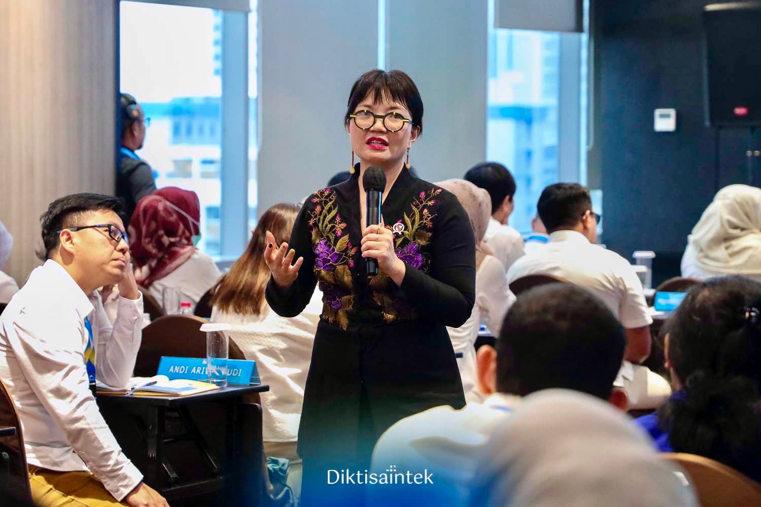 Wamendiktidsaintek Tegaskan Pentingnya Evaluasi Penggunaan Rekomendasi Artificial Intelligence (AI) pada Sistem Pemerintahan