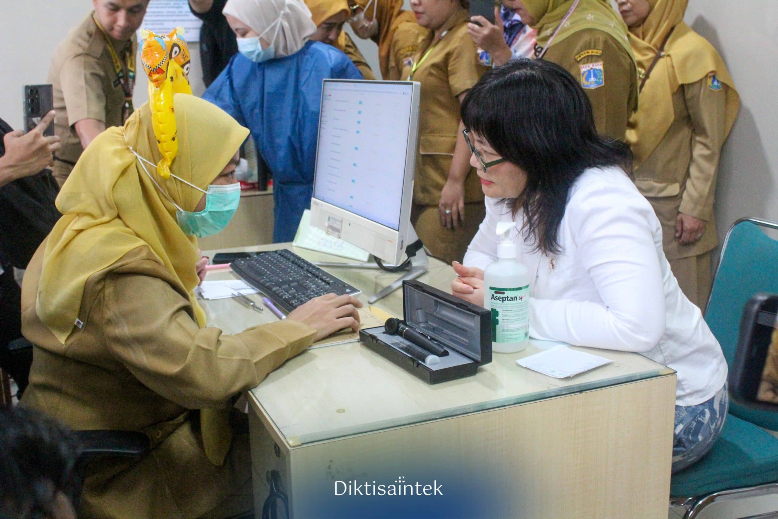 Wamendiktisaintek Stella Christie Tinjau Pelaksanaan Program Cek Kesehatan Gratis di Puskesmas Cakung