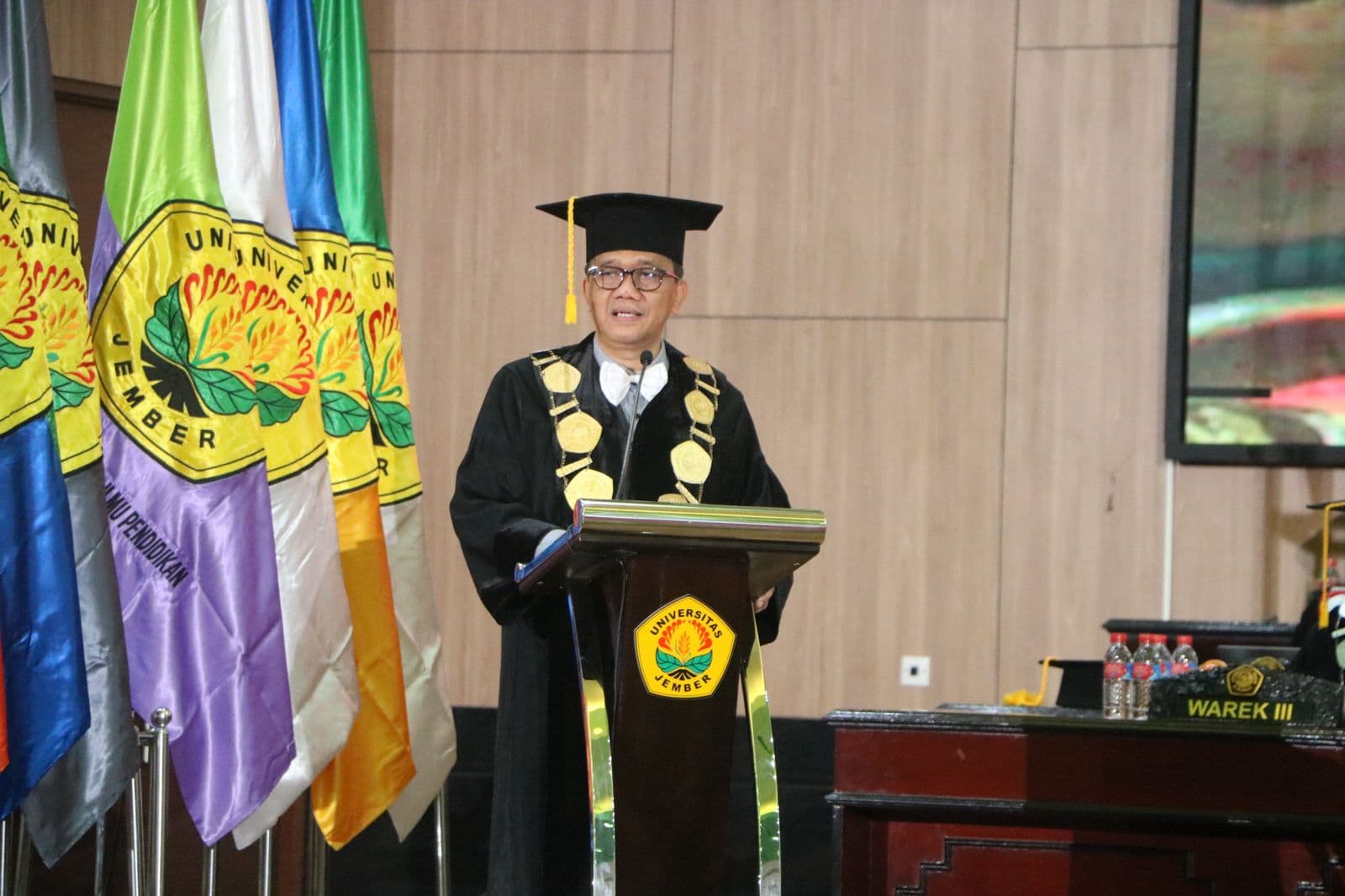 Tak Menyerah dalam Keterbatasan: Wisudawan UNEJ Ini Sukses Berkat Usaha Sendiri