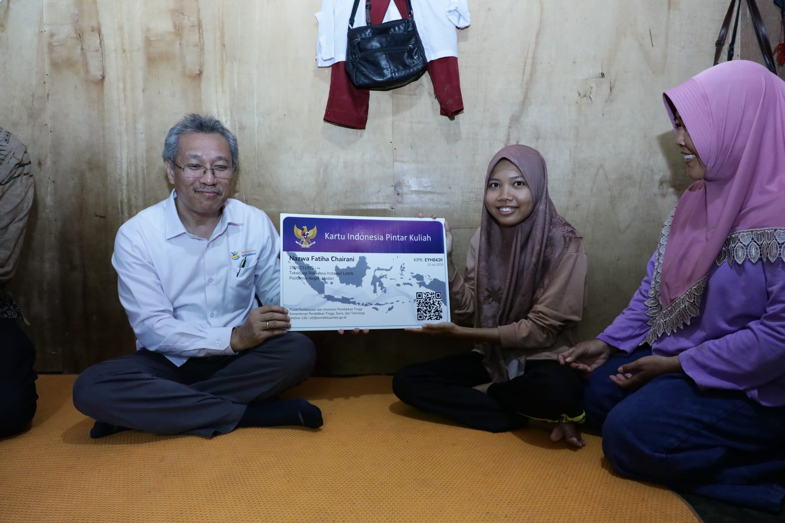 Dukung Mahasiswa Berprestasi, Sesjen Kemdiktisaintek Kunjungi Rumah Penerima KIP Kuliah di Medan