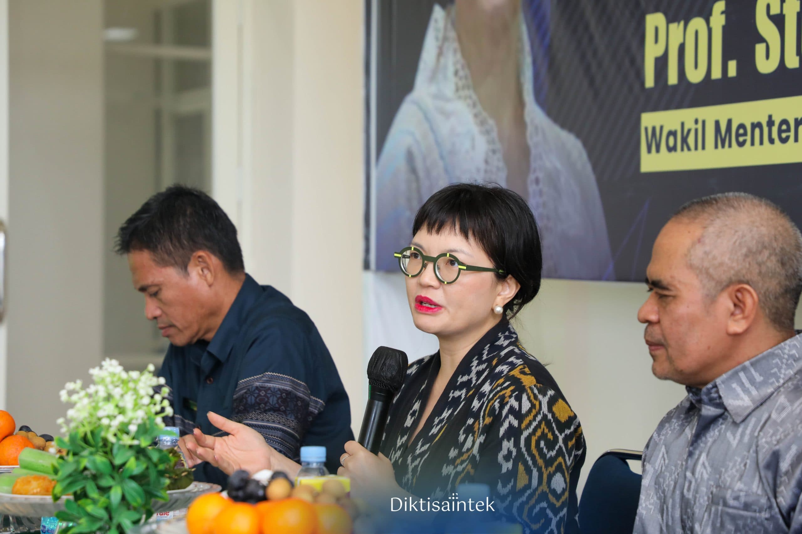 Wamendiktisaintek Kunjungi Dua Perguruan Tinggi di Kendari, Dorong Hilirisasi Riset dan Inovasi IoT