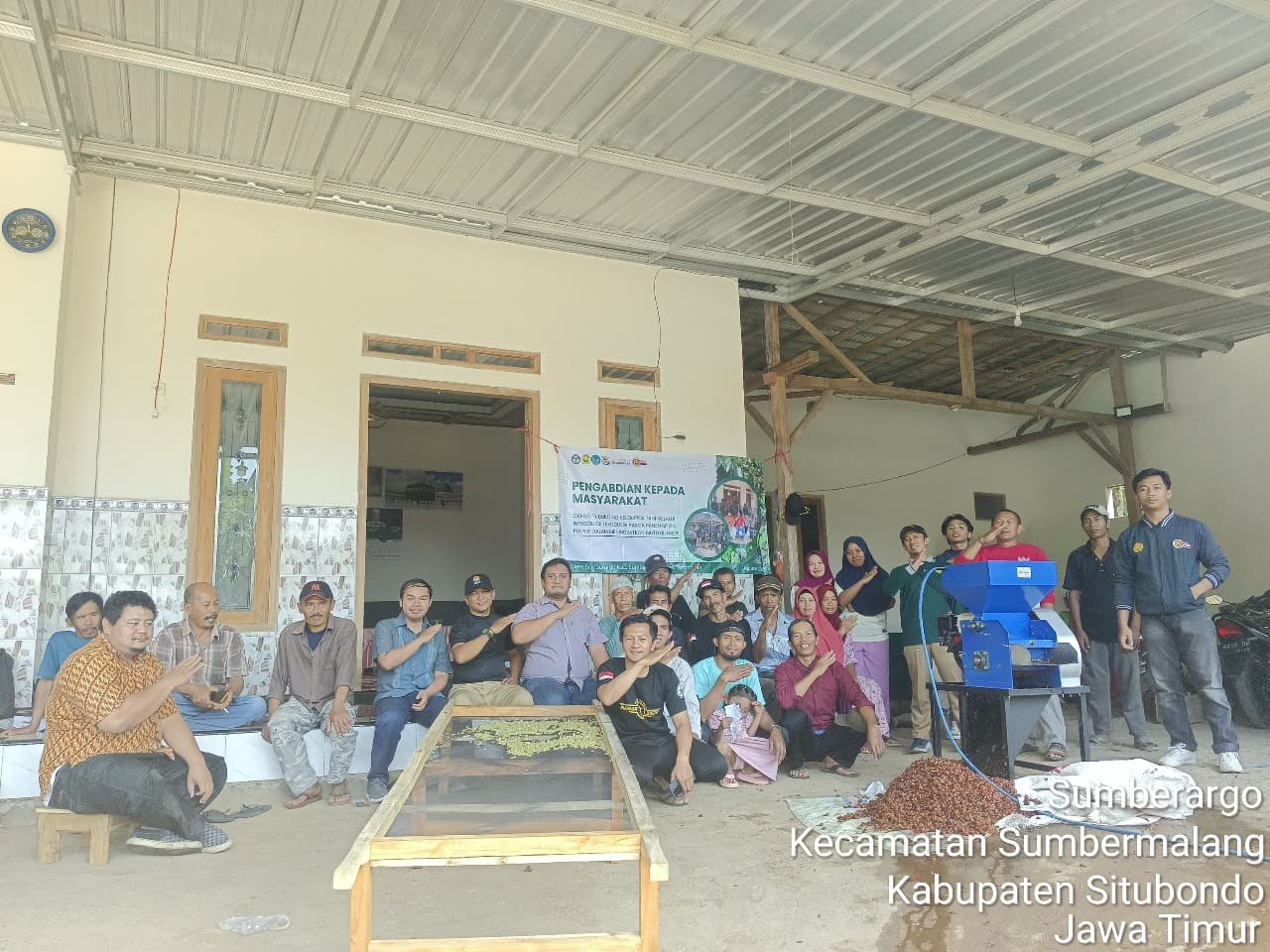 Tim Pengabdian UNEJ dan UNARS Serahkan Mesin Pulper Kopi untuk Petani Situbondo