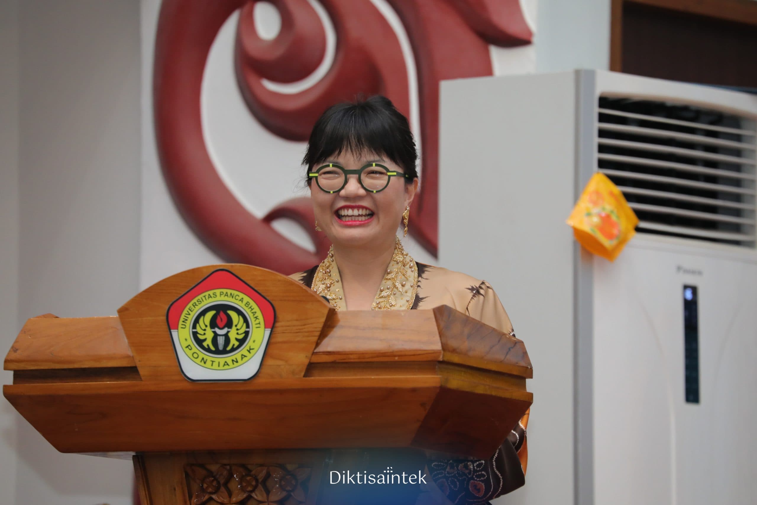 Wamen Stella Christie Dorong Lulusan UPB Pontianak, Siap Hadapi Era Kecerdasan Artifisial