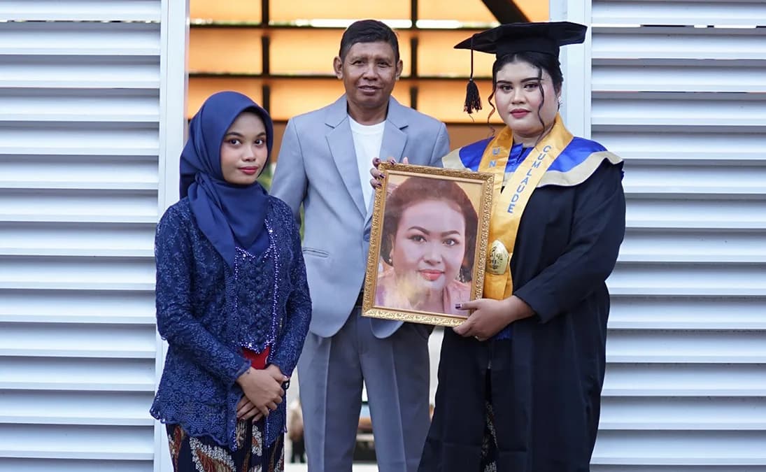Membanggakan! Wisudawan Sekolah Vokasi UNDIP, Anak Ojol Lulus Cumlaude