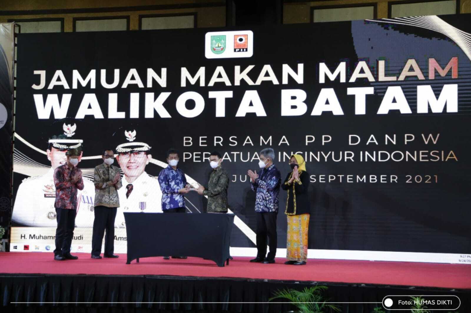 Tangkapan Lensa - Beri Kuliah Umum di Universitas batam (UNIBA), Plt. Dirjen Diktiristek Ungkap Pentingnya Kolaborasi Perguruan Tinggi dengan Industri