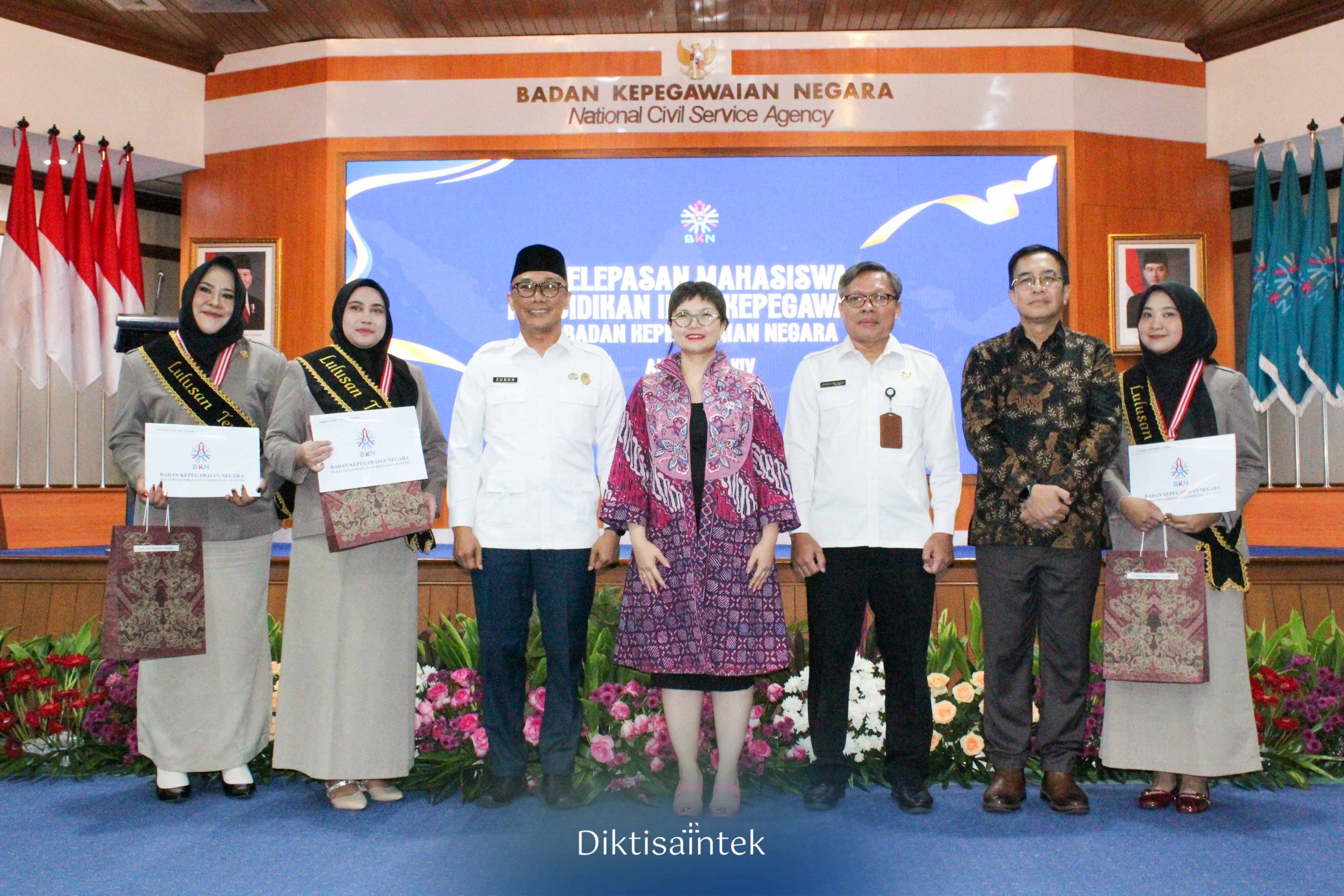 Wamendiktisaintek Stella Christie menghadiri acara Pelepasan Mahasiswa Pendidikan Ilmu Kepegawaian Badan Kepegawaian Negara di Kantor BKN Jakarta